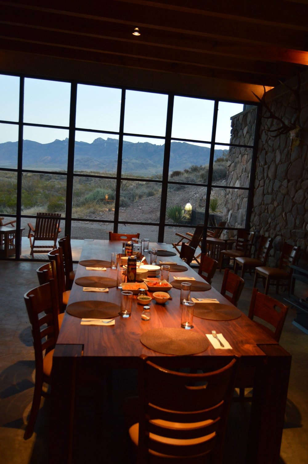 Dining area with windows overlooking mountains in La Cueva